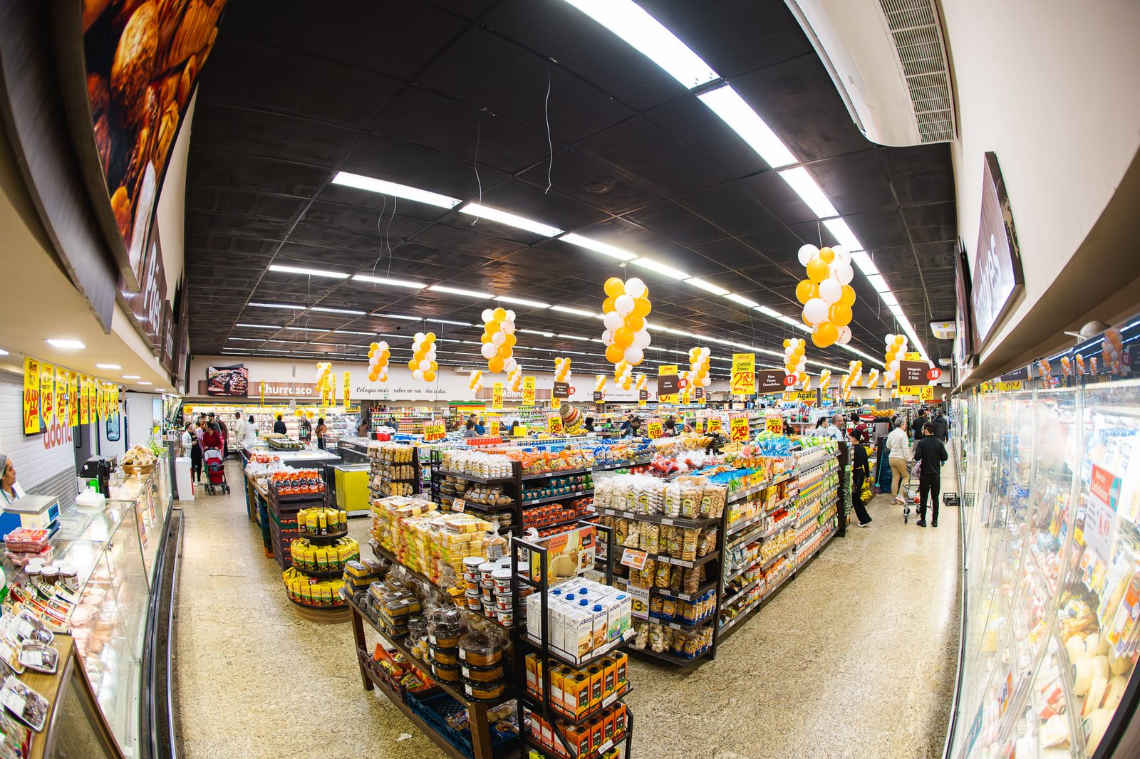 Corredores amplos da loja adona