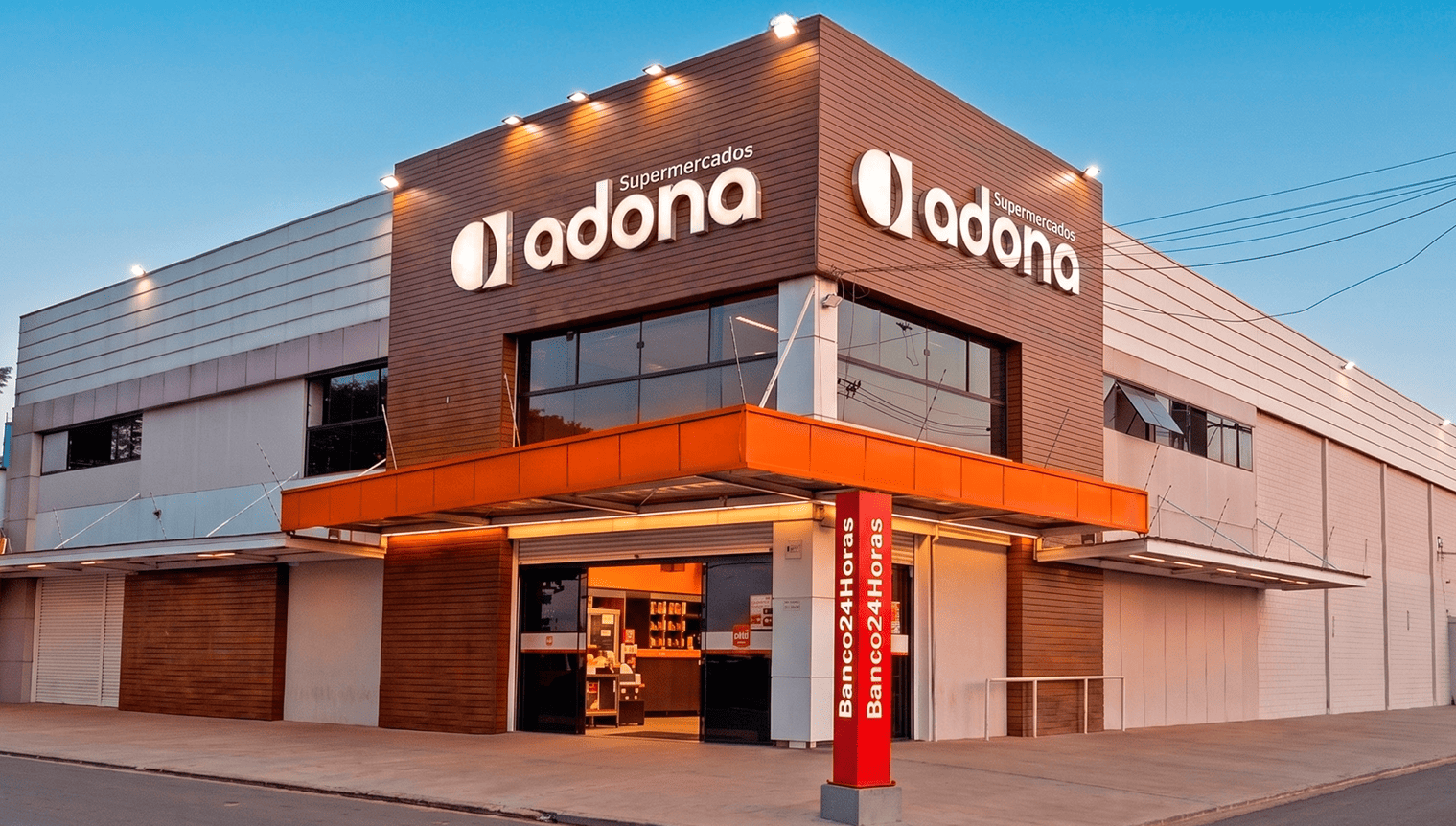 Fachada iluminada da loja adona